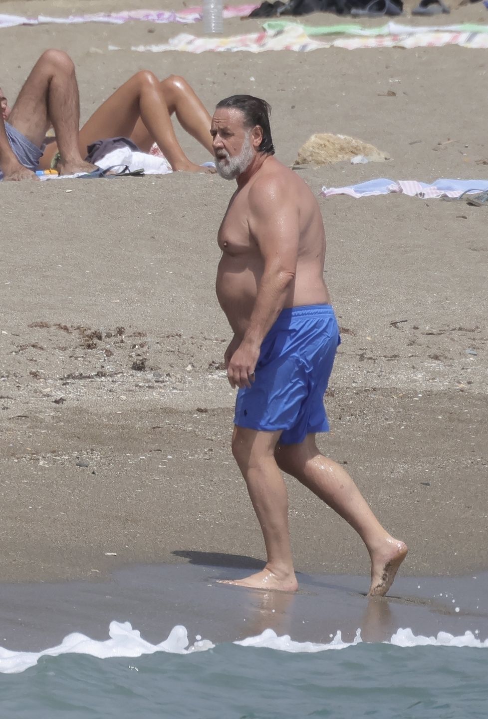 Russell Crowe uskutecznia "plażing" z młodszą o 29 lat ukochaną