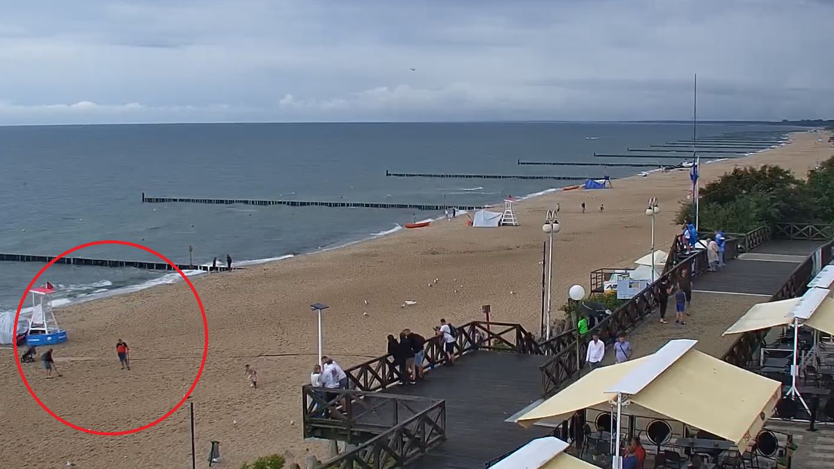 W Mielnie na plaży zjawili się poszukiwacze skarbów 