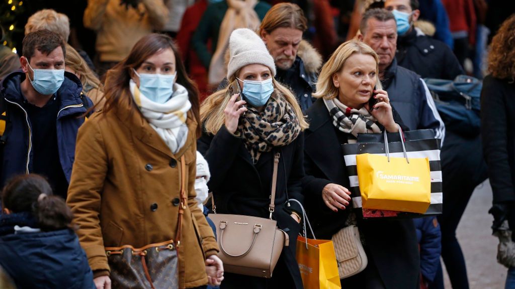 France Faces Covid-19 Wave Amid New Variant Surge
PARIS, FRANCE - DECEMBER 04: People wearing a protective face masks walk past department stores during the coronavirus disease (COVID-19) outbreak on December 04, 2021 in Paris, France. For several weeks, the number of new cases of Covid-19 has continued to climb in the country. It has now reached a level higher than that recorded at the height of the fourth wave. A defense council is due to meet this Monday, December 6 and new health measures could be announced to stem the fifth wave of the disease due to the Coronavirus while 12 cases of the Omicron variant have been diagnosed in France at the dawn of Christmas and the end of the year celebrations. Faced with the Omicron variant, France tightened its controls this Saturday, December 4 for travelers arriving from abroad. (Photo by Chesnot/Getty Images)
Chesnot