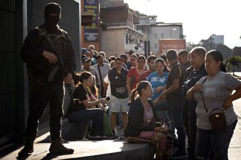 Caracas po uprowadzeniu Maduro. Kolejki do sklepów i uzbrojone patrole