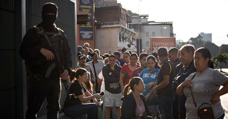 Caracas po uprowadzeniu Maduro. Kolejki do sklepów i uzbrojone patrole