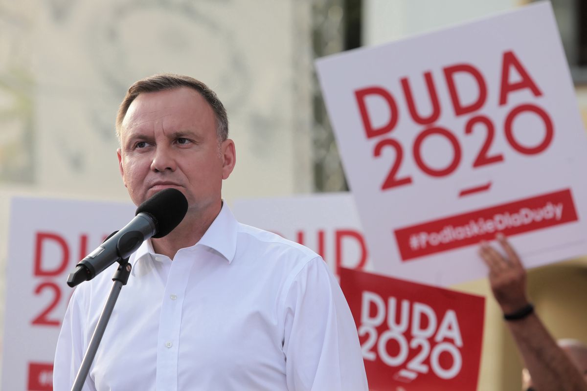 Dodatek solidarnościowy. Prezydent Andrzej Duda podpisał ustawę o dodatku solidarnościowym. Kto dostanie 1400 złotych?