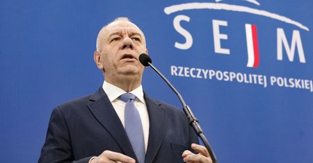 Sasin grzmi ws. afery. "Żądamy listy osób"