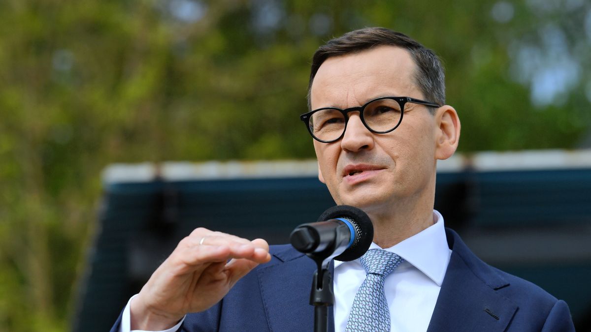 Świercze, 17.05.2022. Premier Mateusz Morawiecki podczas konferencji prasowej po wizycie w Klubie Senior+ w miejscowości Świercze, 17 bm. (sko) PAP/Piotr Nowak
