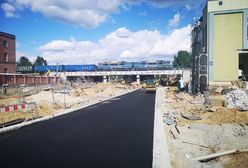 Wrocław. Asfalt na ul. Długiej. Wkrótce pojawią się tam samochody