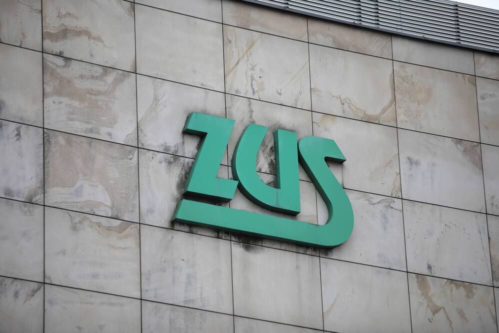 Centrala Zak�adu Ubezpiecze� Spo�ecznych
Warszawa, 12.01.2021. Logo ZUS na budynku Centrali Zak�adu Ubezpiecze� Spo�ecznych przy ul. Szamockiej 3/5 w stolicy, 12. bm. (ls/dw) PAP/Leszek Szyma�ski
Leszek Szyma�ski
Centrala Zak�adu Ubezpiecze� Spo�ecznych, logo, ul. Szamocka 3/5, zus