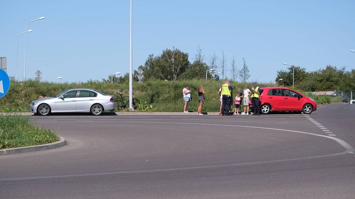 BMW zderzyło się z toyotą na rondzie 100-lecia KUL z pniakiem