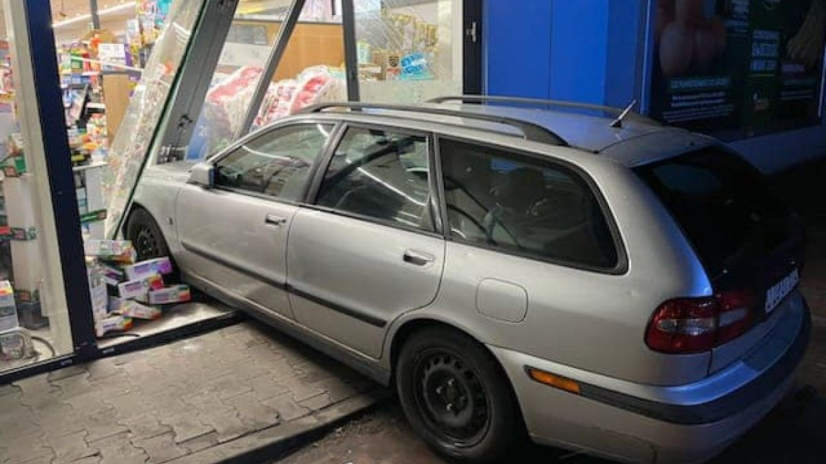 Kobieta wjechała w witrynę sklepową