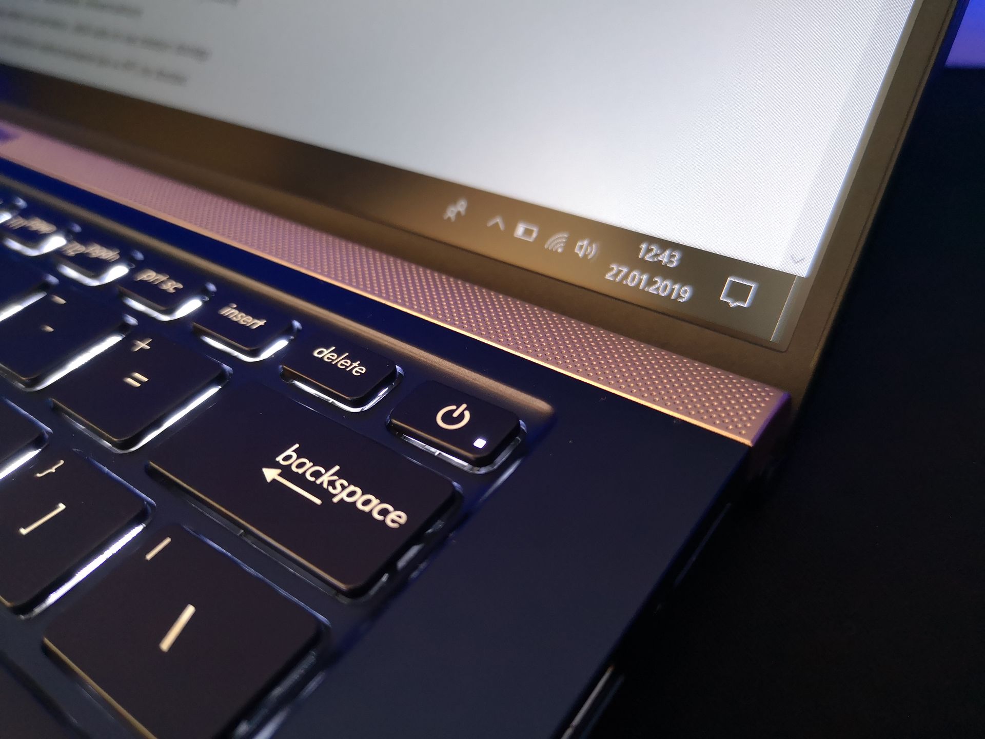 ASUS ZenBook 14 – test wydajnego laptopa z klawiaturą numeryczną w gładziku 5