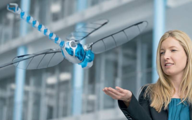 Niesamowity BionicOpter – latający robot ważka [wideo]