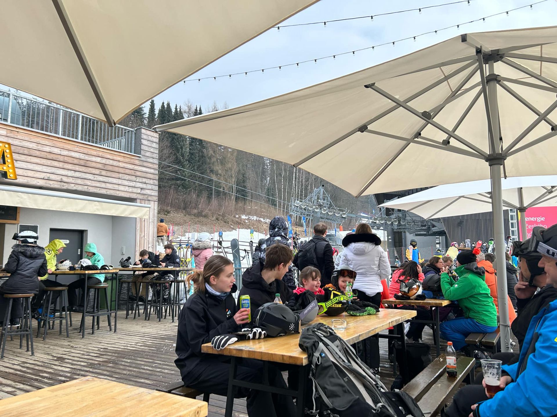 Po zjazdach turyści nabierają sił w barach i restaurcjach