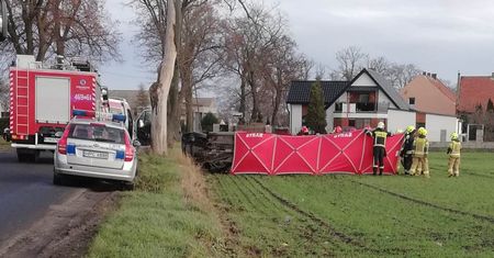 Auto z 18-latkiem za kółkiem huknęło w drzewo. Nie żyje pasażer