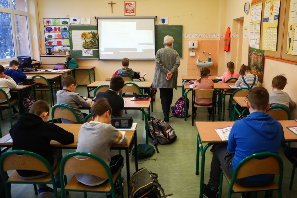 Zarobki nauczycieli przybliżają się do minimalnej krajowej