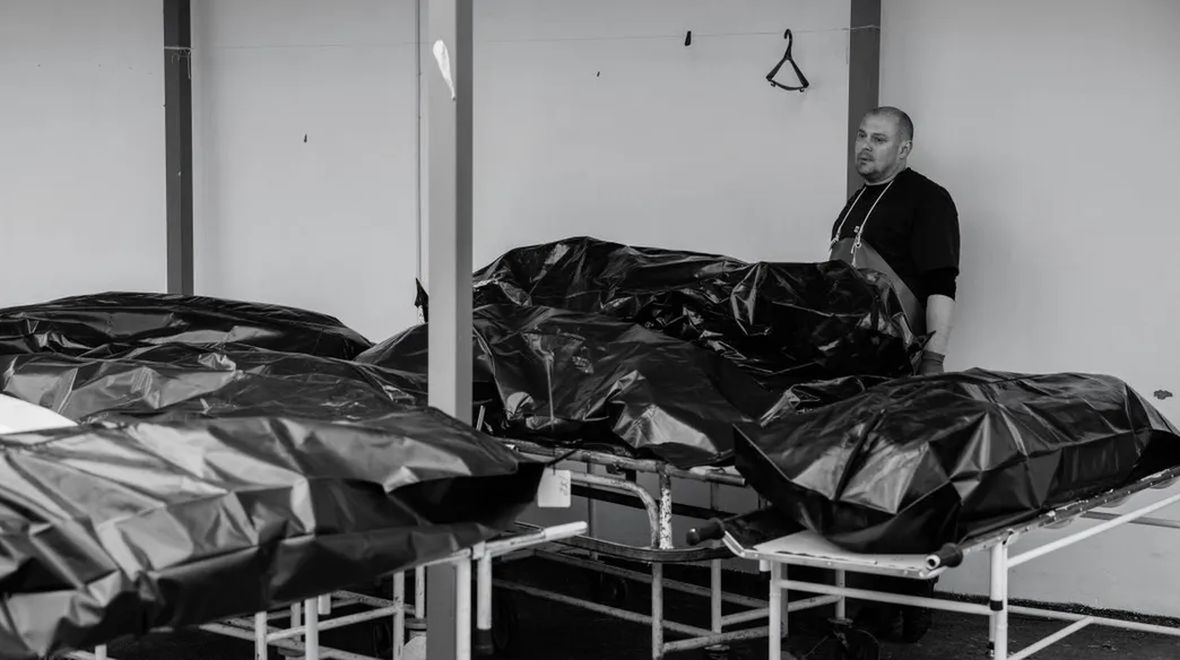 Ciała za kostnicą w Buczy układane były jedno na drugim