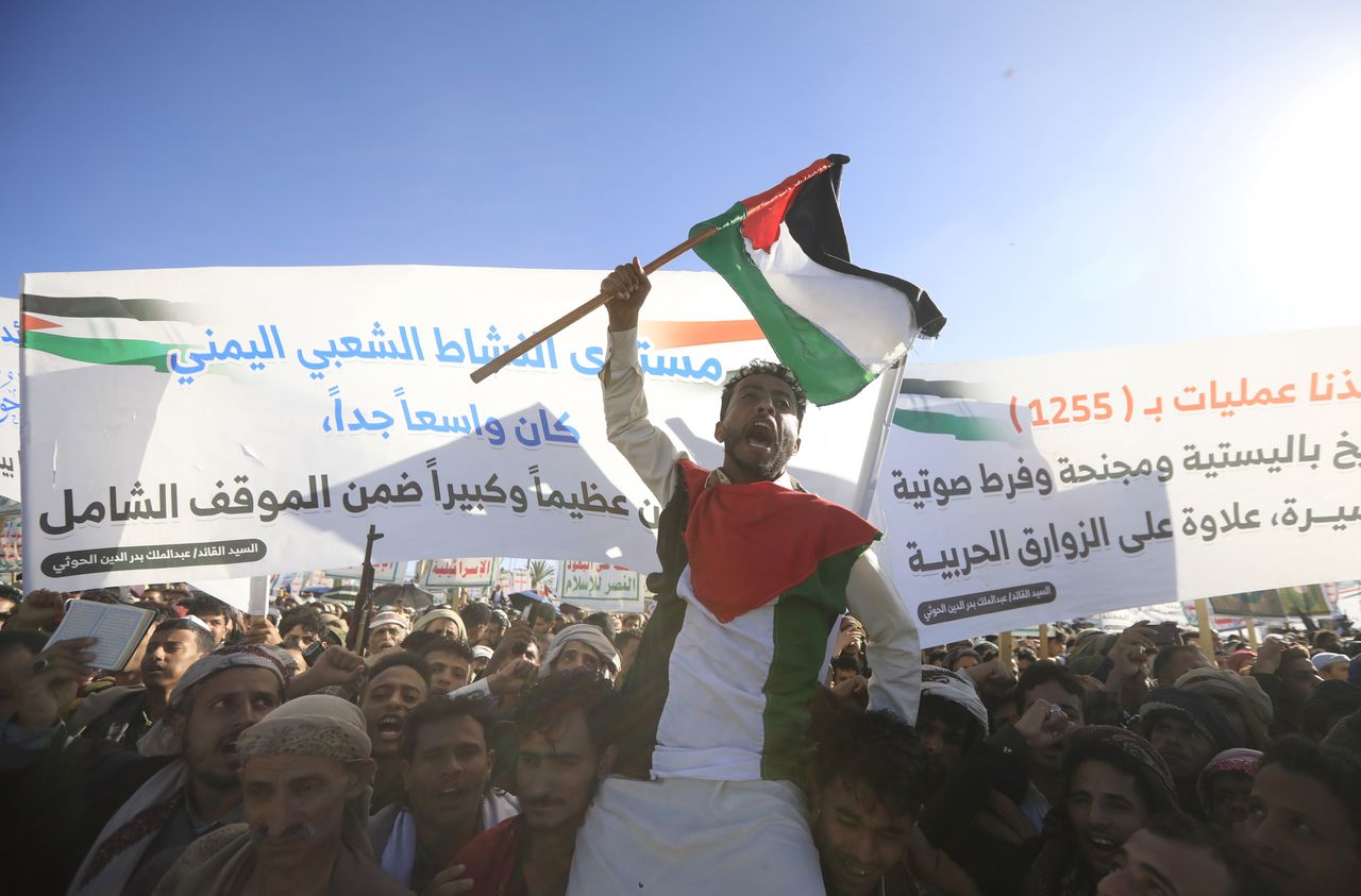 Israel and Hamas swap prisoners as truce begins