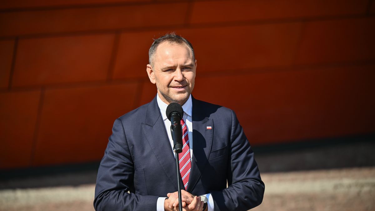 Gdańsk, 10.08.2025. Prezydent Karol Nawrocki podczas wypowiedzi dla mediów przed Muzeum II Wojny Światowej w Gdańsku, 10 bm. (sko) PAP/Marcin Gadomski