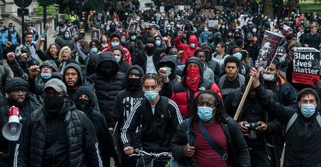 Protesty wymykają się spod kontroli. Policja w Londynie narzuca godzinę policyjną