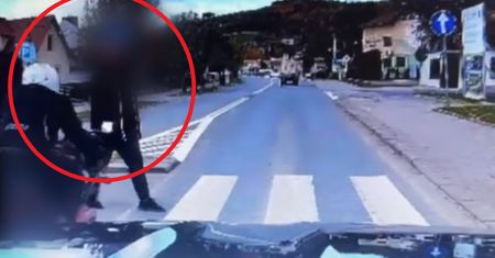 Potrącił pieszego i rzucił się do ucieczki. Dramatyczne nagranie z Łącka