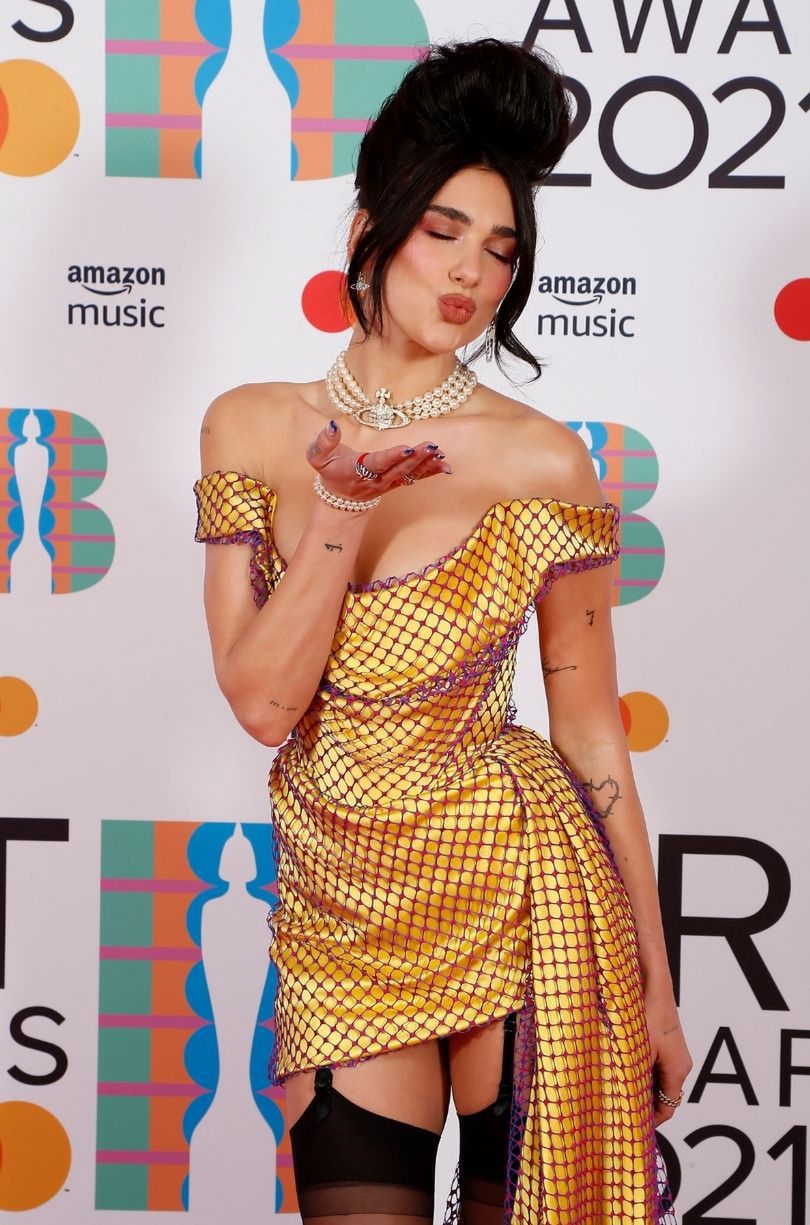 Brit Awards 2021. Dua Lipa pozuje w sukni Vivienne Westwood