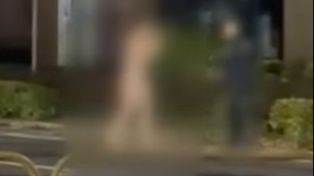 Kobieta była naga. Sceny. Doszło do ataku na funkcjonariusza