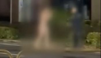 Kobieta była naga. Sceny. Doszło do ataku na funkcjonariusza