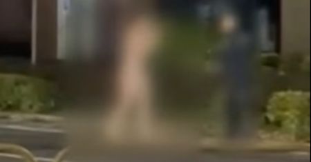 Kobieta była naga. Sceny. Doszło do ataku na funkcjonariusza