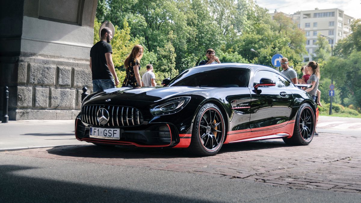 Oczywiście X2 M35i to superszybki miejski crossover. Jednak tej niedzieli na Powiślu pojawiły się samochody, które przez "superszybki" rozumieją zupełnie inny kaliber osiągów.