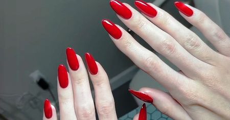 "Teoria czerwonych paznokci" jest hitem. Kobiety twierdzą, że działa cuda