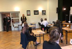 Matura 2020. Wrocław. Jacek Sutryk pojawił się w LO na Biskupinie. Specjalny prezent dla maturzystów