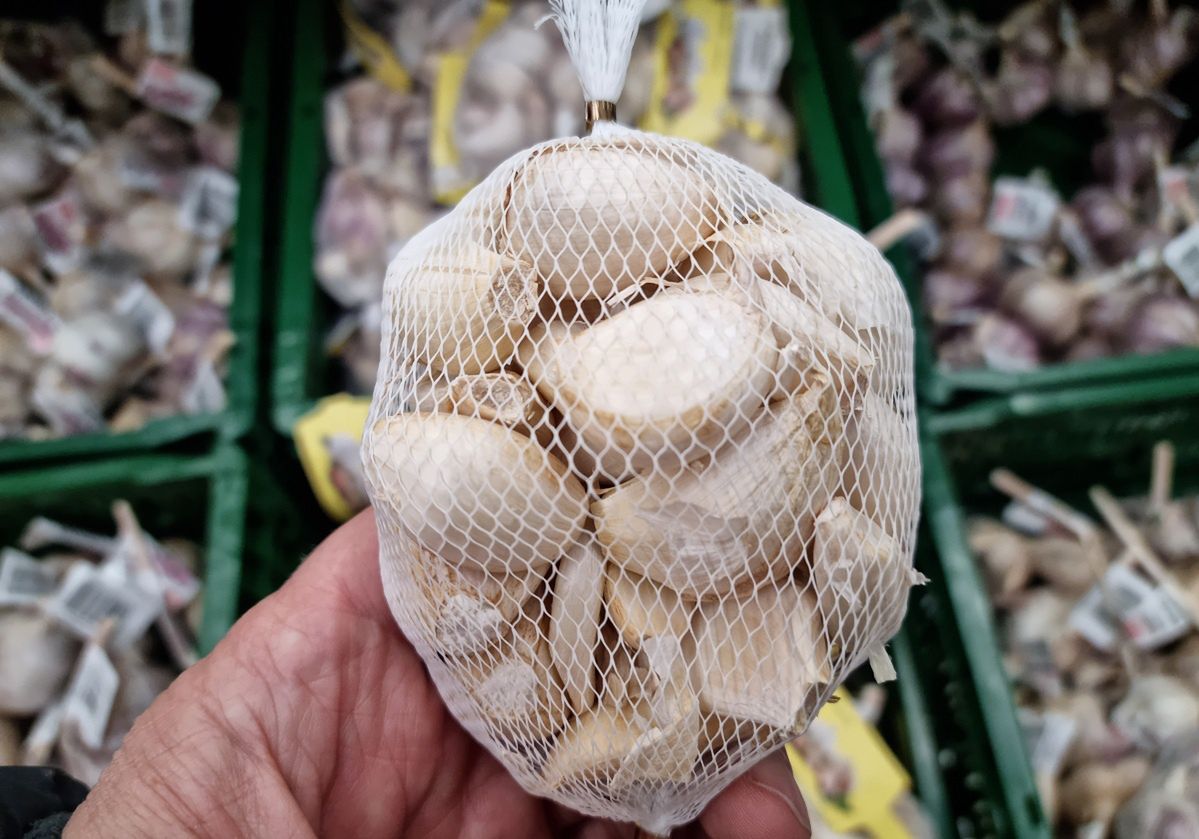 Such garlic is full of pesticides.