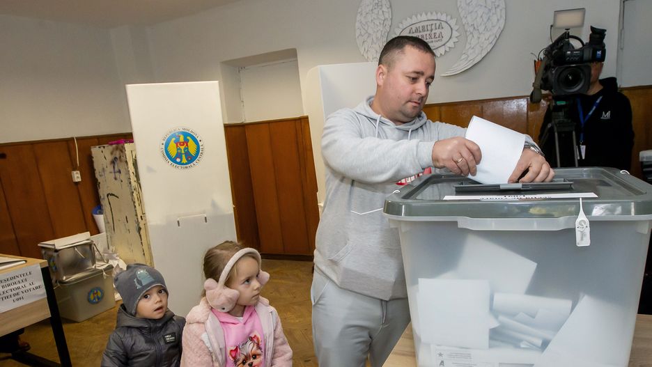 Moldova holds parliamentary elections
epa12412729 A man accompanied by his children casts his vote at a polling station, in Chisinau, Moldova, 28 September 2025. Moldova holds parliamentary elections on 28 September, in a high-stakes vote that will determine whether the country continues on its pro-European path.  EPA/DUMITRU DORU 
Dostawca: PAP/EPA.
DUMITRU DORU
elections, parliament, vote