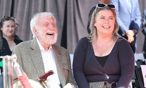 100-letni Van Dyke wybrał się na spacer z żoną. Patent na długowieczność