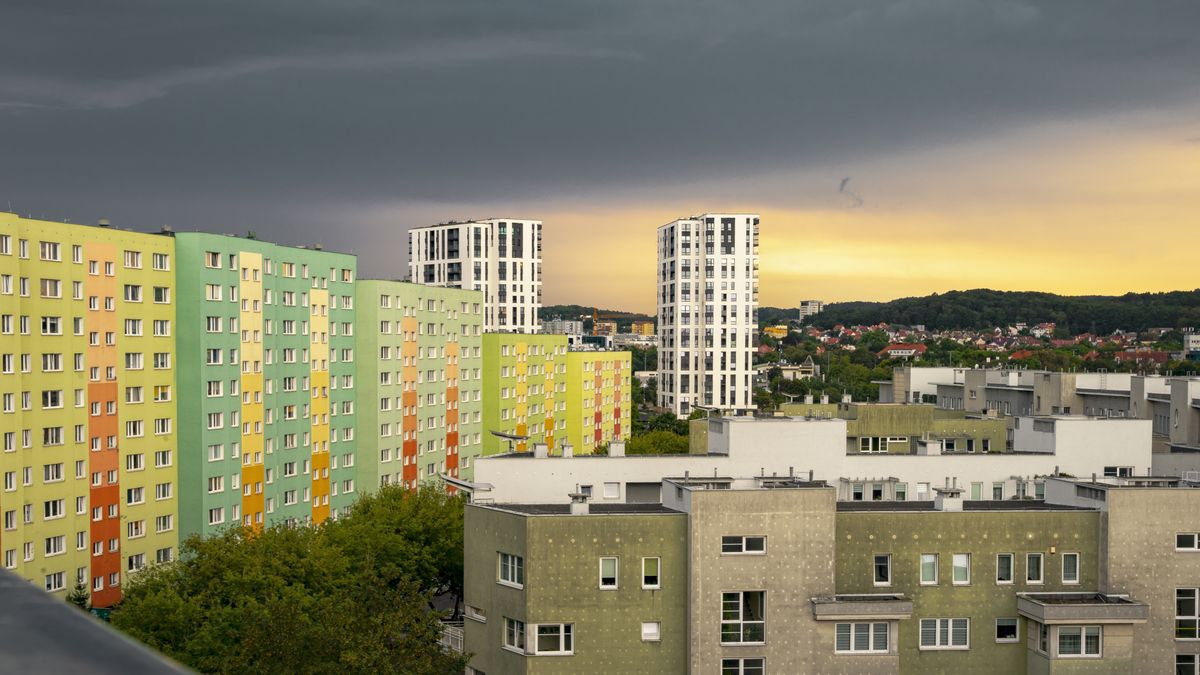 budynki mieszkalne, bloki mieszkalne, wieżowiec, wieżowce, krajobraz miejski, niebo, zachmurzone niebo, ciemne niebo, kolorowy, miasto, osiedle mieszkaniowe, ulica, podróże, polska
