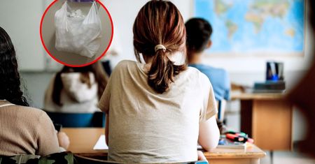 Reklamówka wisi w klasie. To, co wrzucają do niej dzieci, wyciska łzy