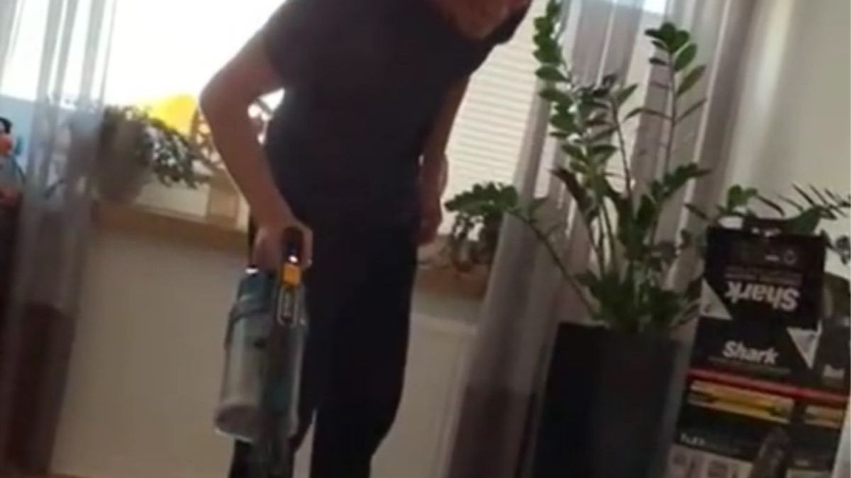 Piotr Żyła bawi się z psem