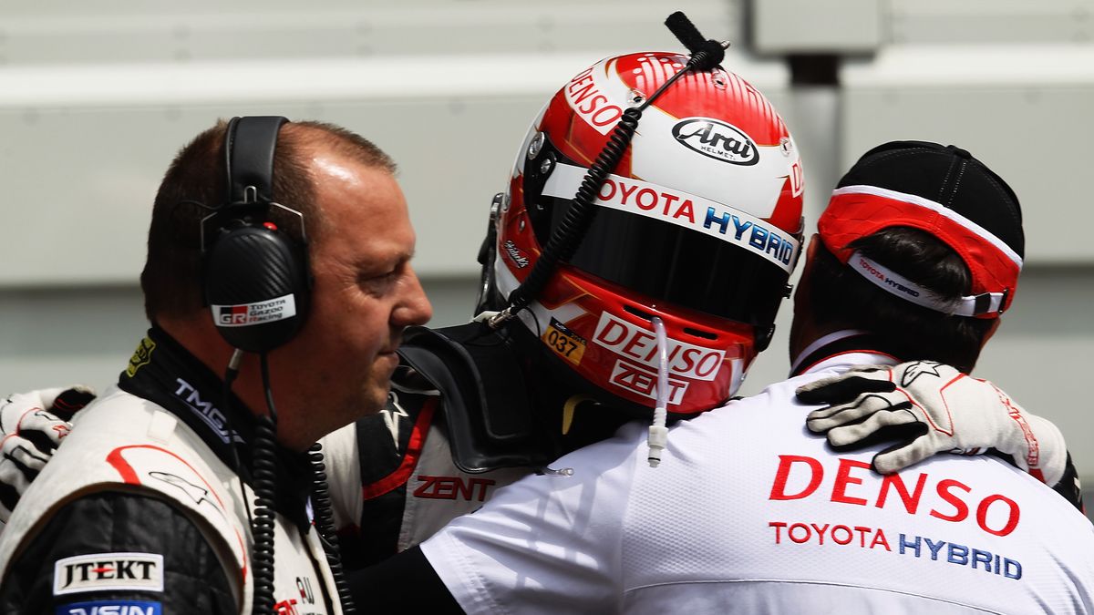 Kazuki Nakajima niesiony przez kolegę z teamu po porażce w 2016 roku