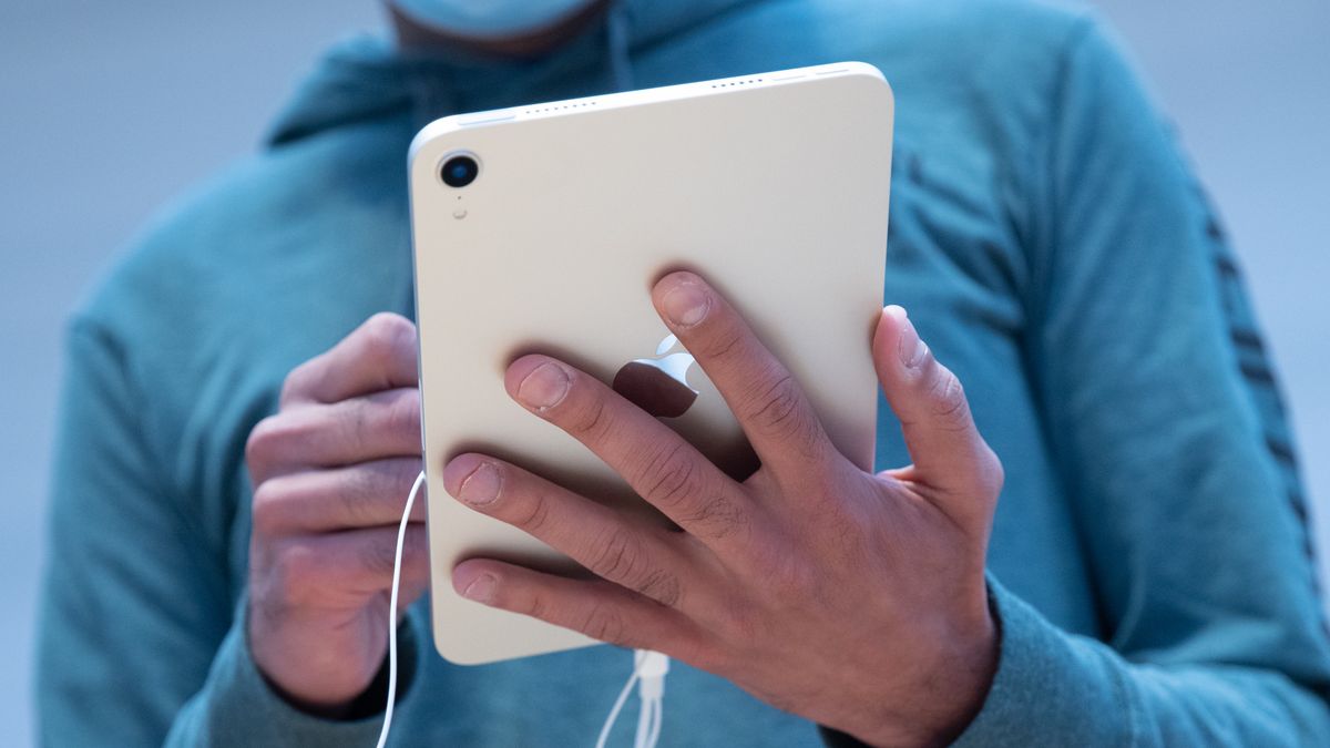A customer uses an Apple iPad Mini tablet for sale at a store in New York, U.S., on Friday, Sept. 24, 2021. Apple Inc. is releasing its iPhone 13 lineup, testing whether new camera technology and aggressive carrier deals will get shoppers to snap up a modest update of last years model. Photographer: Jeenah Moon/Bloomberg via Getty Images
