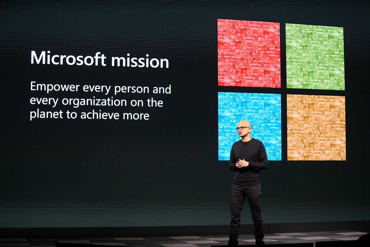 Satya Nadella podczas jednej z prezentacji, źródło: Microsoft