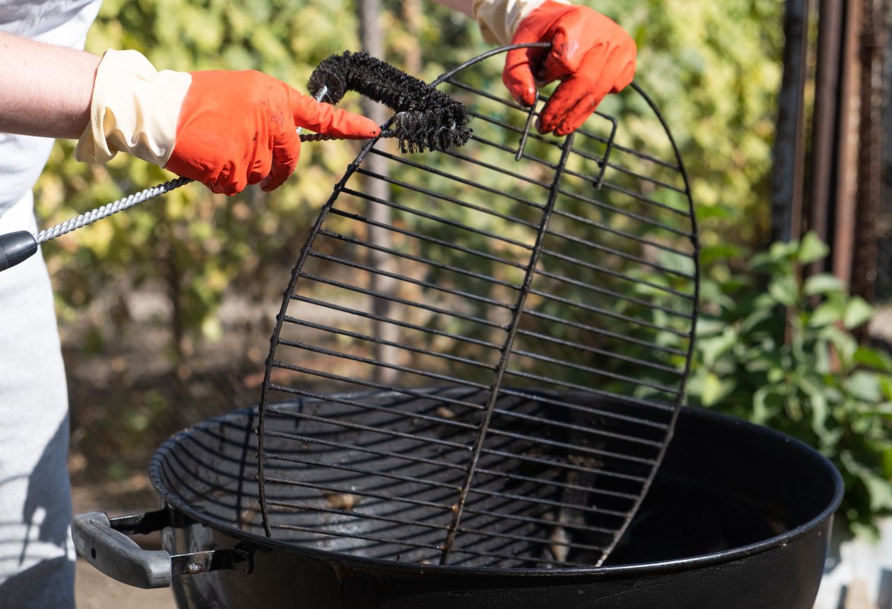 Jak sprawnie wyczyścić grill przed majówką?