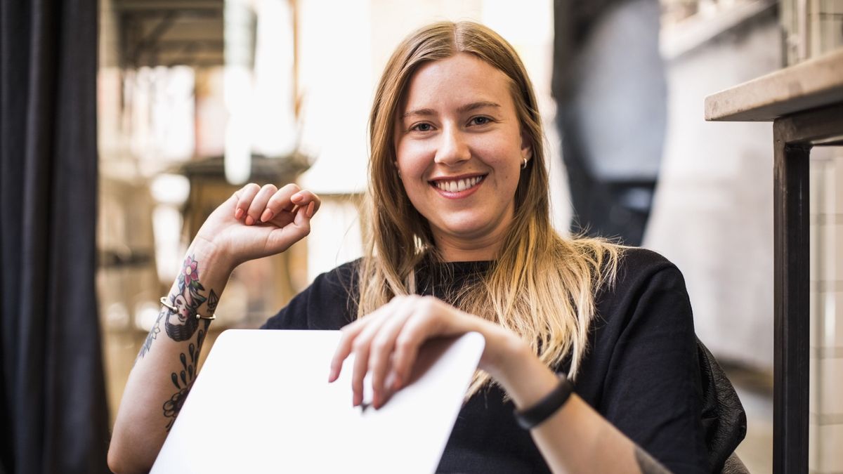 Młoda kobieta z laptopem na kolanach