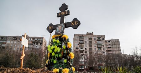 Przerażający widok Mariupola. Groby na łączniku między ulicami