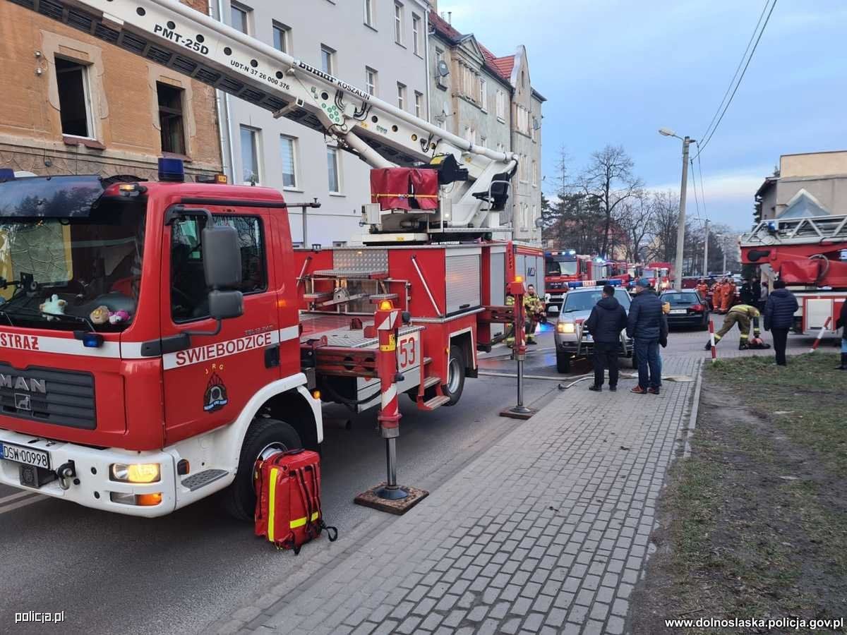 Mieszkanie w ogniu! Policjanci ryzykowali życiem, ratując lokatora