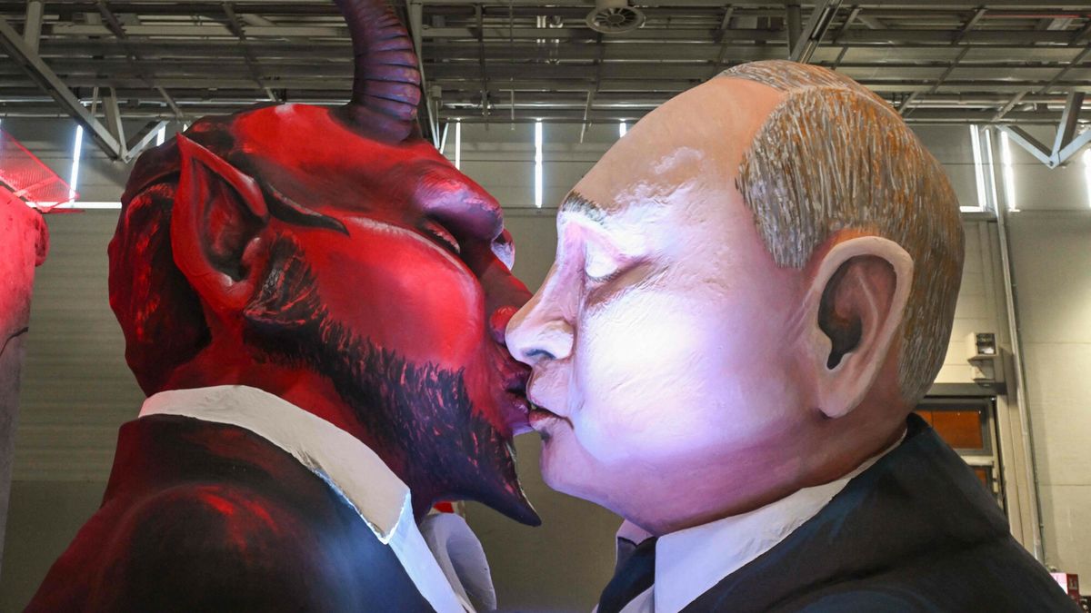 Kuk?a Putina na Karnawale w Kolonii
A carnival float featuring Russian President Vladimir Putin kissing a devil is pictured during the presentation of this year's carnival floats of Cologne's carnival committee in Cologne, western Germany, on February 14, 2023. (Photo by INA FASSBENDER / AFP)
INA FASSBENDER