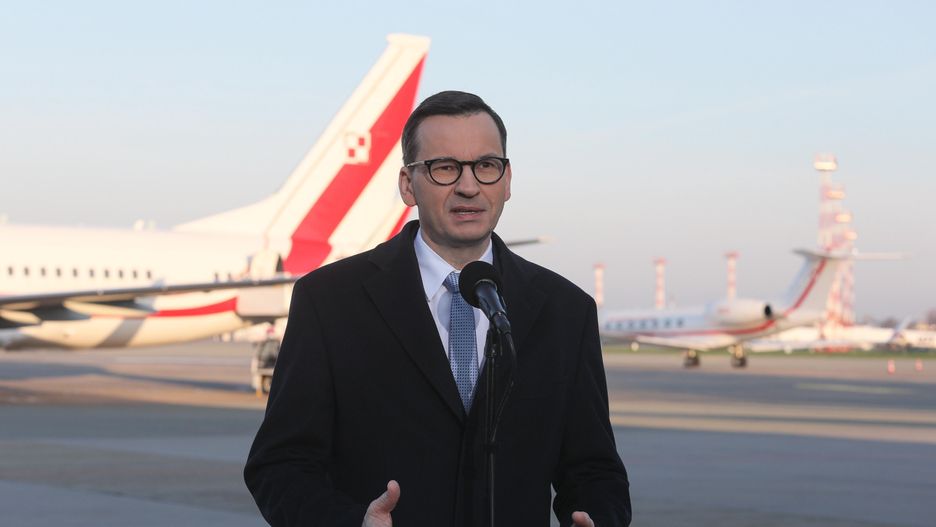 Mateusz MorawieckiWarszawa, 11.04.2023. Premier Mateusz Morawiecki podczas wypowiedzi dla medi�w w 1. Bazie Lotnictwa Transportowego WPL Ok�cie w Warszawie, 11 bm. Szef rz�du udaje si� w wizyt� do Stan�w Zjednoczonych Ameryki, gdzie m.in. spotka si� z wiceprezydent tego kraju Kamal� Harris. (ps/doro) PAP/Pawe� SupernakPawe� Supernakkonferencja, lotnisko, na Ok�ciu, Ok�cie, polityk, polityka, USA, wyjazd, wylot, wypowiedz dla medi�w