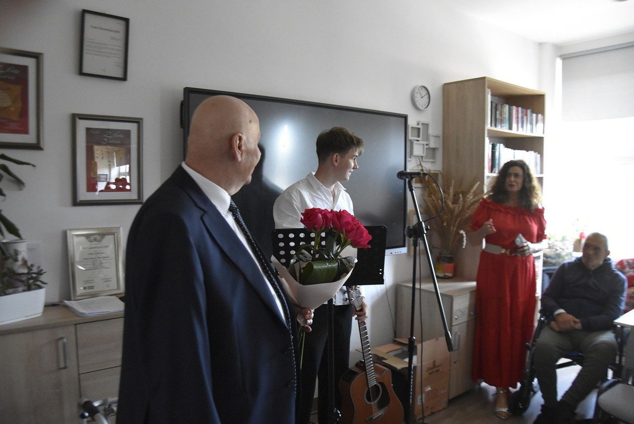 Wałbrzych: Koncert w Klubie Senior+. Seniorzy śpiewali ze zdolnym licealistą