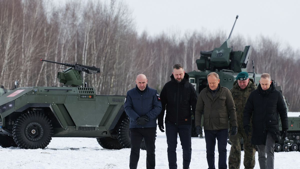 Donald Tusk, Władysław Kosiniak-Kamysz, Adam Leszkiewicz, Cezary Tomczyk, Sławomir Owczarek
Zielonka, 19.02.2026. Wicepremier, minister obrony narodowej Władysław Kosiniak-Kamysz (2L), premier Donald Tusk (3L), prezes PGZ Adam Leszkiewicz (L), wiceminister obrony narodowej Cezary Tomczyk (P) i I Zastępca Dowódcy Generalnego Rodzajów Sił Zbrojnych gen. broni Sławomir Owczarek (2P) na terenie poligonu Wojskowego Instytutu Technicznego Uzbrojenia w Zielonce, 19 bm. Na poligonie odbyły się otwarte testy bezzałogowych systemów uzbrojenia. Celem wydarzenia było wspólne zademonstrowanie powietrznych i lądowych bezzałogowych systemów uderzeniowych, rozpoznawczych, ewakuacyjnych i transportowych z Grupy Kapitałowej Polskiej Grupy Zbrojeniowej oraz wojskowych i cywilnych instytutów badawczych. Pokazane zostały także elementy programu antydronowego SAN w postaci systemu przeciwlotniczego SA35 z efektorem 35 mm SAN i systemu WLKM na podwoziu LEGWAN Long z efektorem 12,7 mm (tzw. potwór z Tarnowa). (sko) PAP/Paweł Supernak
Paweł Supernak
bezzałogowe systemy uzbrojenia, obrona, poligon, potwór z Tarnowa, program antydronowy SAN, testy, uzbrojenie, wojsko