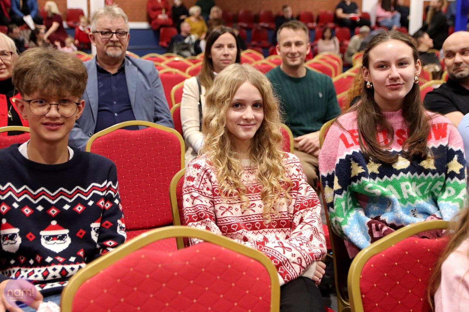 W niedzielę, 7 grudnia 2025 roku, hala sportowo‑widowiskowa przy ul. Piwnej w Kowalu wypełniła się radością dzieci i dorosłych podczas XV edycji akcji &#34;Święty Mikołaj przyjeżdża do Kowala&#34;. Na scenie wystąpiły lokalne zespoły, przedszkolaki i uczniowie, a w holu czekały kiermasze, słodkości i wspólna zabawa.