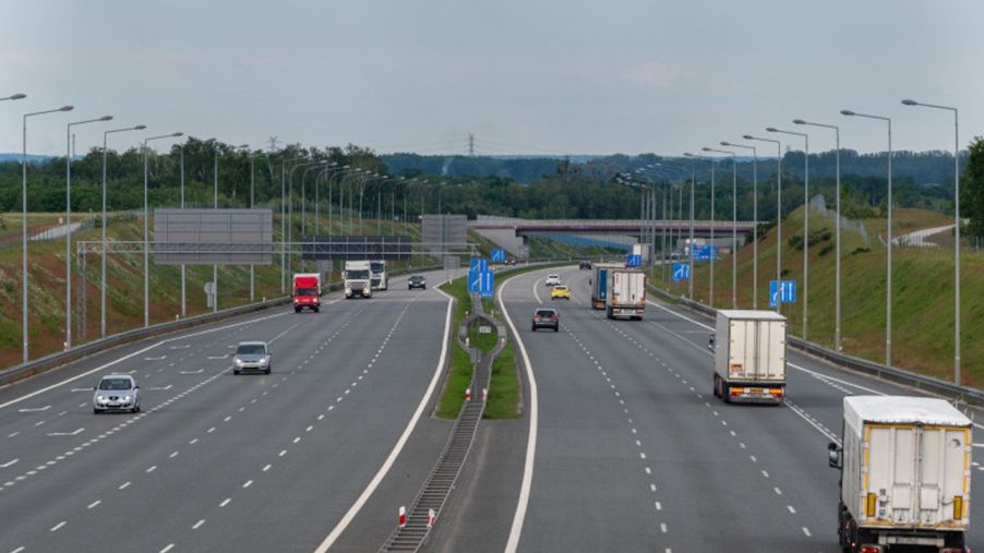 Samochody ciężarowe jadące autostradą