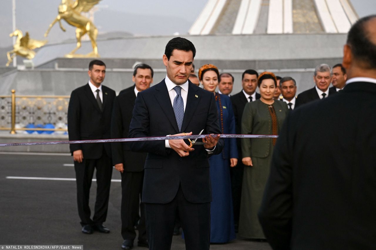 Prezydent Turkmenistanu Serdar Berdimuhamedow przecina wstęgę podczas ceremonii otwarcia miasta Arkadag, nazwanego tak na cześć jego ojca Gurbanguly Berdimuhamedowa