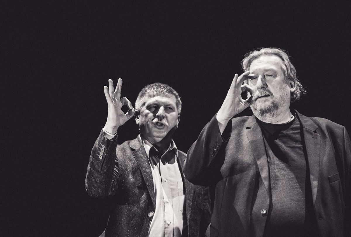 Aktorzy Teatru Śląskiego w Bielsku-Białej zachęcają do nauki języka migowego.